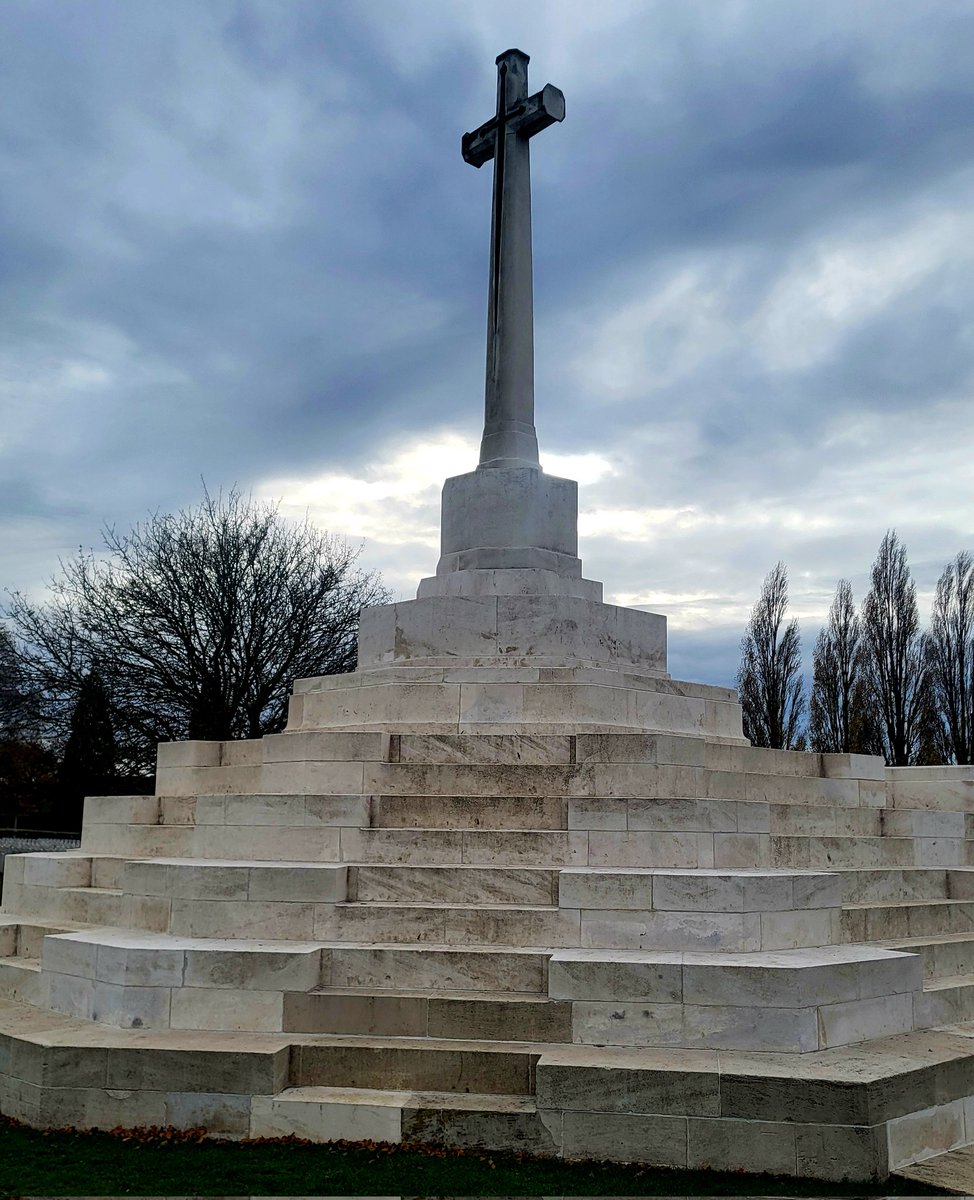 WheeledEscape's tweet image. Tyne Cot cemetery atop #Passchendaele ridge.