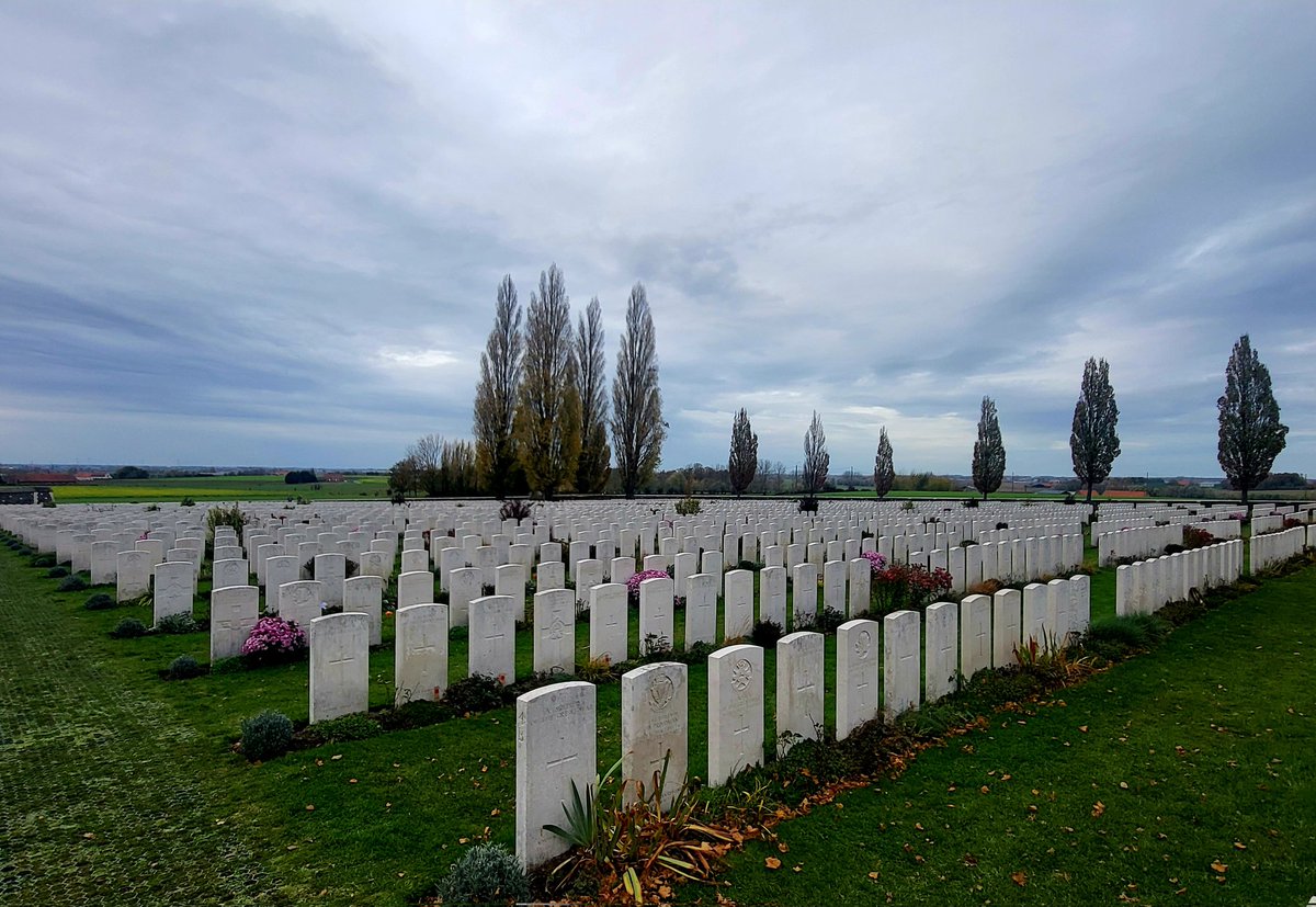 WheeledEscape's tweet image. Tyne Cot cemetery atop #Passchendaele ridge.