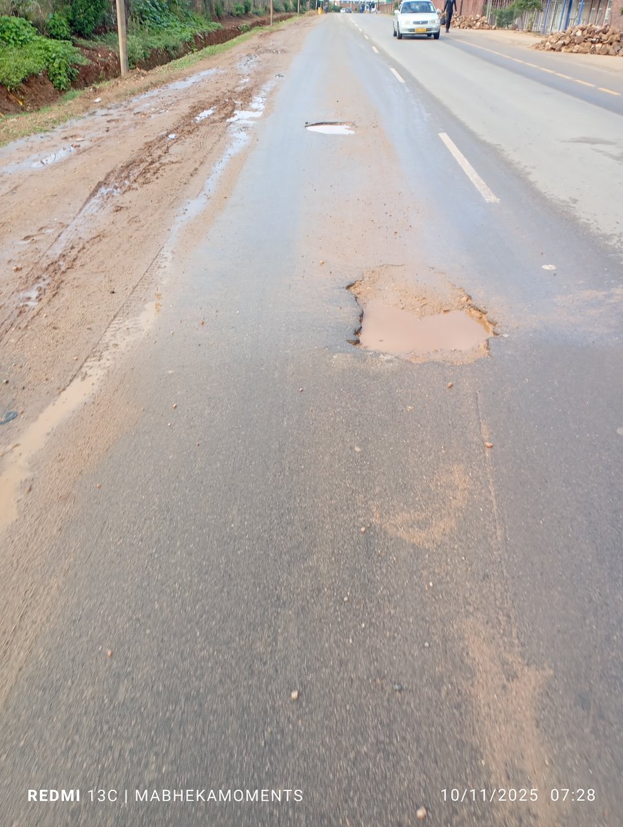 JSICELO's tweet photo. @CityofBulawayo  this road Is barely a year old. The road between Renkini and Ross camp. Who was the contractor? Are there guarantees 

@DavidColtart  @EdwinNdlovu4 https://t.co/IK9WaP06H4