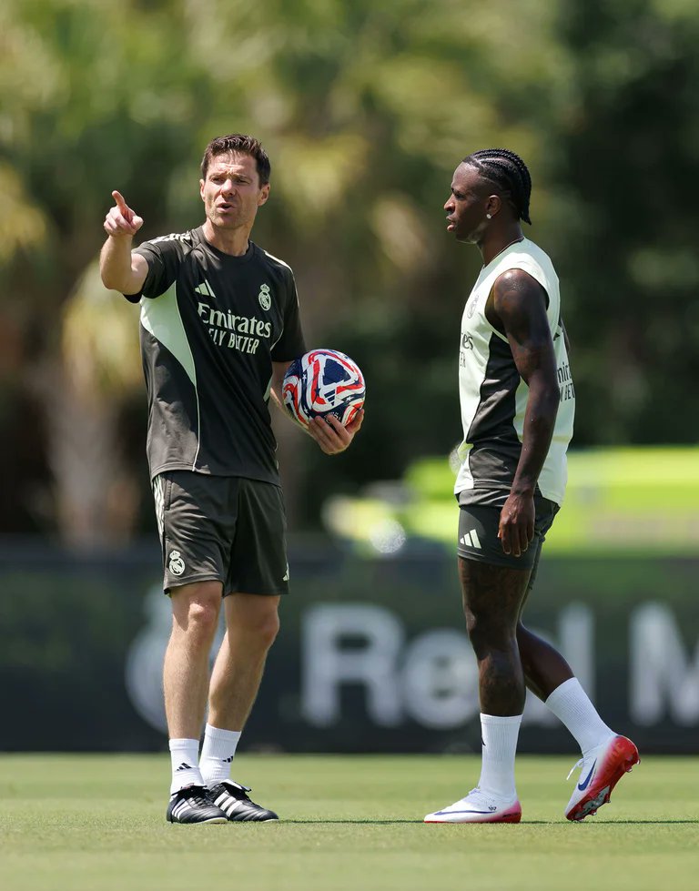 AdriRM33's tweet image. 🚨 Xabi Alonso ya sabe que VINÍCIUS es intocable. No puede sustituirlo por ningún otro jugador y está en manos de sus caprichos, ya ni se va atrever a quitarle un solo minuto.

{ @elmundoes }