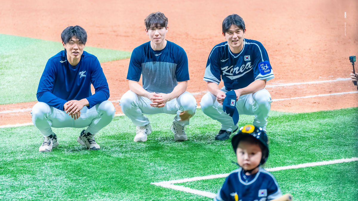 won_way_ticket's tweet image. 셋이 같은 자세로 채이만을 바라보고 있는게 웃겨서 찍음..