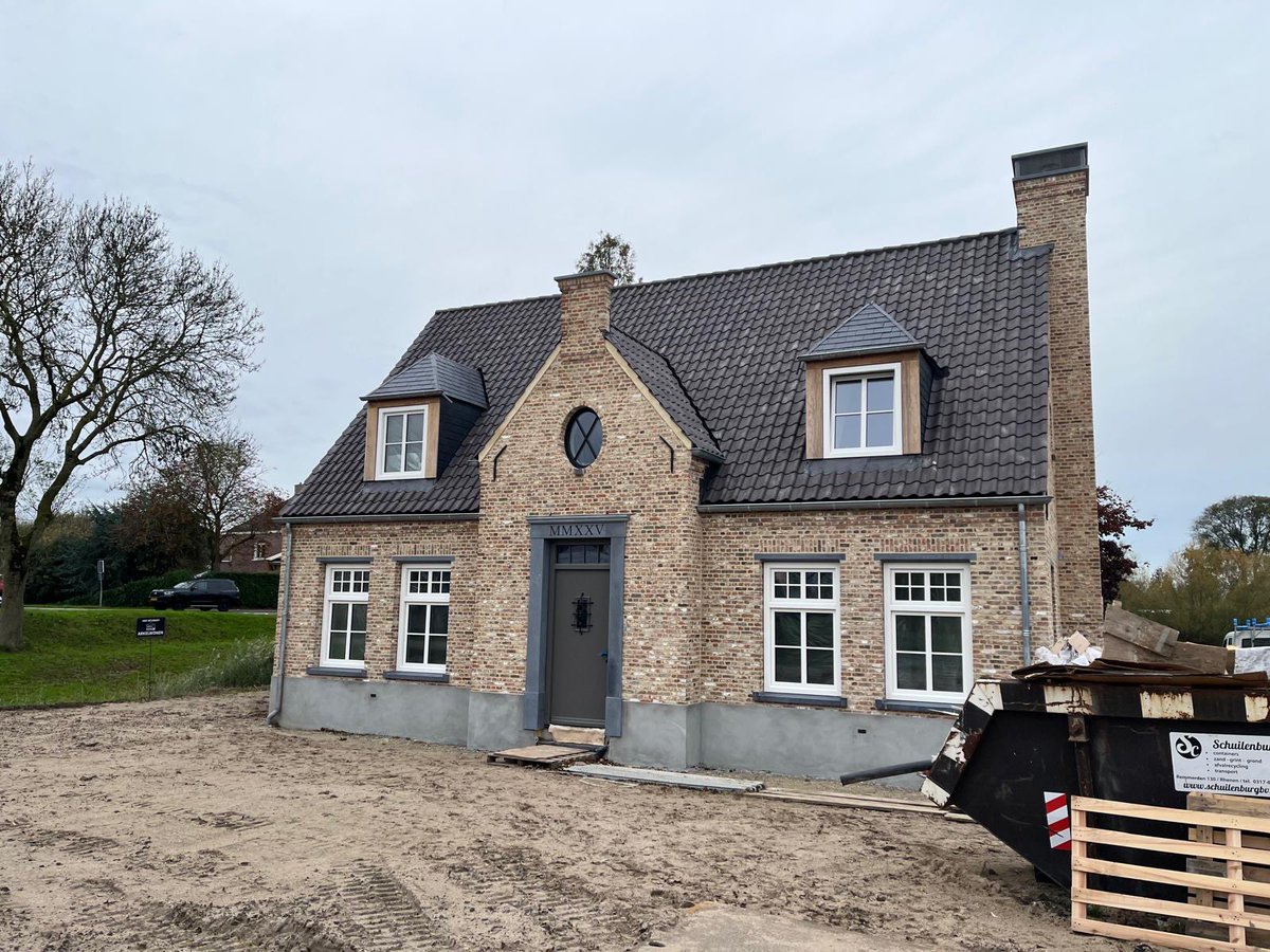 PadtPartners's tweet photo. Speelse Kempische woning in nostalgische stijl met opvallende entree.

#kempische woning #architecture #nostalgisch #ambachtelijkematerialen https://t.co/nhGHugNE78