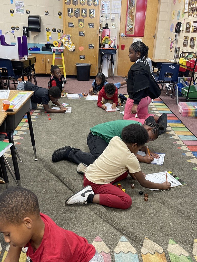 HarperEagles's tweet image. Grab, add, and sort — math time in Mrs. Ryles&apos; class! ✏️🧠 Quick minds, neat work: who can finish the sort challenge first? #MathClass