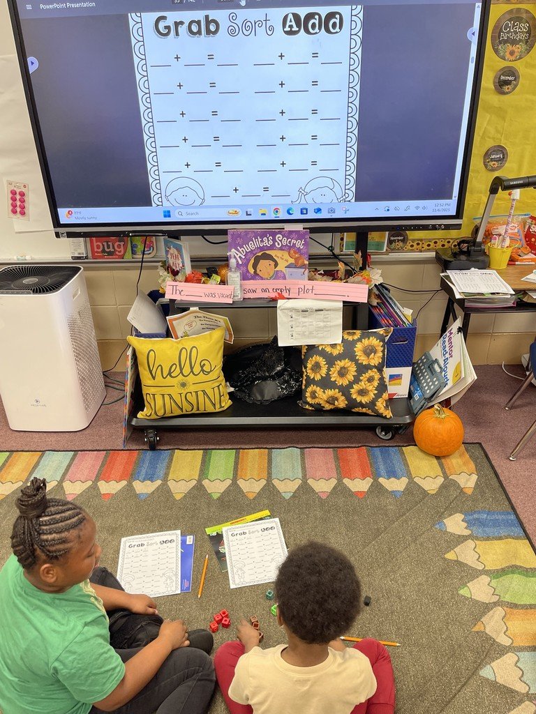 HarperEagles's tweet image. Grab, add, and sort — math time in Mrs. Ryles&apos; class! ✏️🧠 Quick minds, neat work: who can finish the sort challenge first? #MathClass