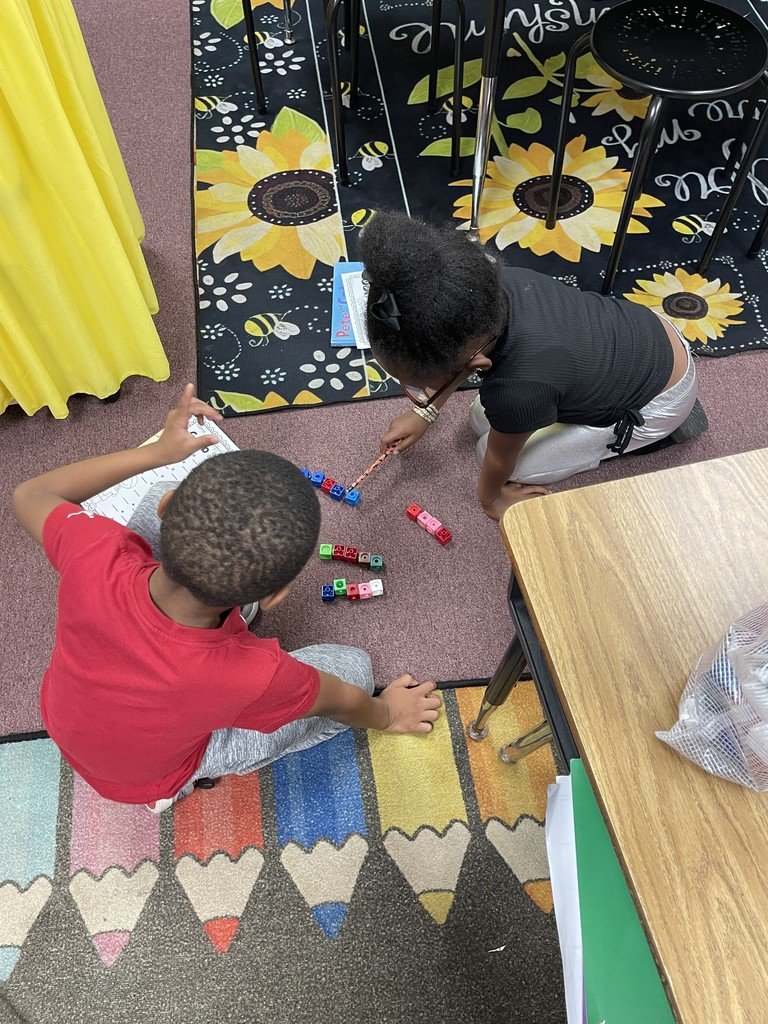 HarperEagles's tweet image. Grab, add, and sort — math time in Mrs. Ryles&apos; class! ✏️🧠 Quick minds, neat work: who can finish the sort challenge first? #MathClass