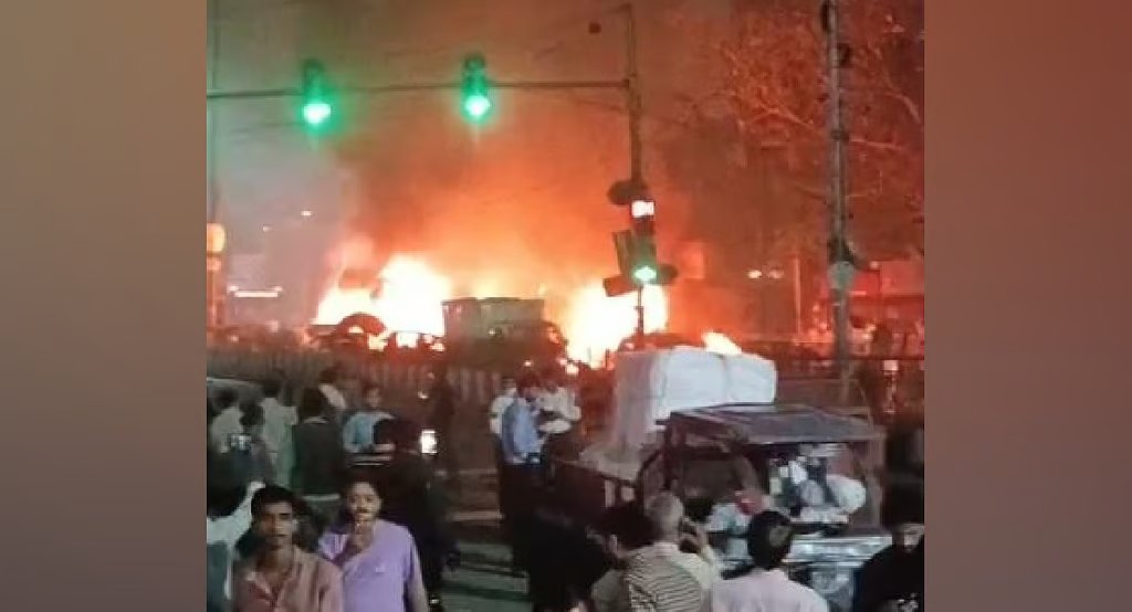 NewIndianXpress's tweet photo. #RedFort blast LIVE Updates: At least eight people have been killed and several injured. 

#Delhi has been placed under high alert and the Ministry of Home Affairs is monitoring the situation.

Photo | Special Arrangement https://t.co/FhrZAGbzWj