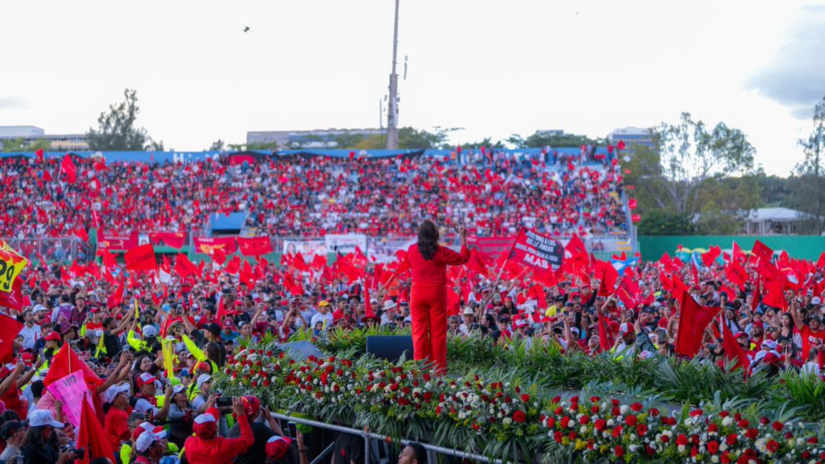 unetv_hn's tweet image. #Política | ¡El pueblo Libre llenó la capital de energía y convicción!

Bajo el liderazgo de Rixi Moncada, la multitud dejó claro su mensaje: Honduras no permitirá que le roben la voluntad del pueblo.

El fallido simulacro del CNE encendió las alarmas, pero también reafirmó una…