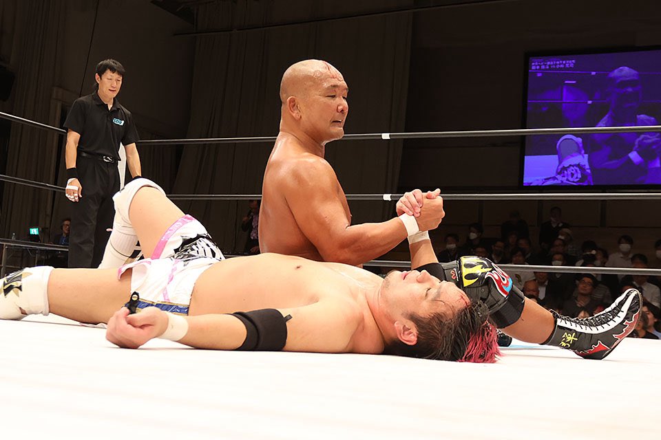 atsushi_kotoge's tweet image. ケジメの戦いが終わりました。
対戦相手が田中さんでよかった。ゼロワンの関係者の皆さんにも助けられた。感謝です。
清宮もヨネさんも心強かった。Hi69さんも大原さんも。会場に来てくれたNOAHファンの声援もありがたい。
体が痛い。疲れた。でも気持ちが晴々です。

#noah_ghc 
#pwzero1