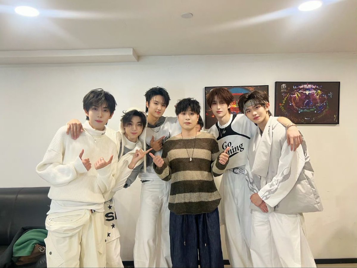 CIIU_TH's tweet image. Xiaoben ยังโชคดีที่ได้ถ่ายรูปหลังเวทีกับอาจารย์ Yu Jiayun และศิลปินรุ่นพี่ Yan An 📷 อีกด้วย

#CLOSERTOYOU
#CIIU #奔赴少年CIIU
#JYP #JYPCHINA 
#王天意 #WANGTIANYI 
#罗言 ​#LUOYAN 
#刘泽亨 #LIUZEHENG 
#白元昊 #BAIYUANHAO 
#黄文锦 #HUANGWENJIN