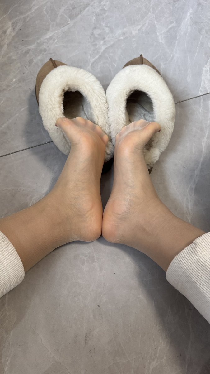 所以这是冬天的气息吗？雪地半拖搭配阔腿裤，穿丝袜当作保暖裤，真的是榜臭喔。