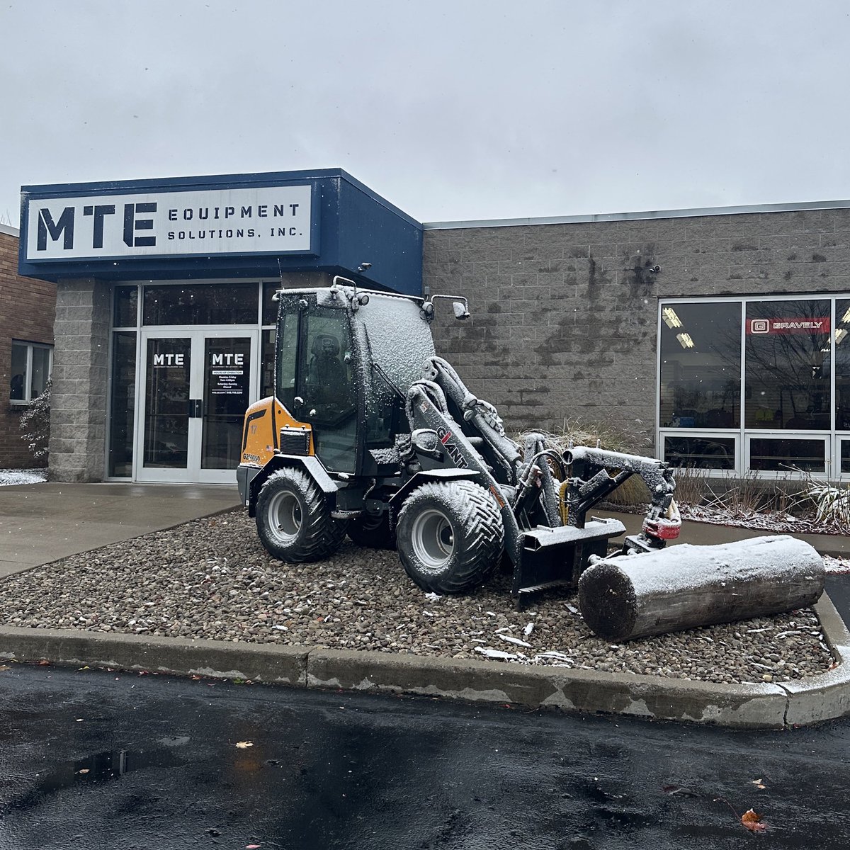 MTEequipment's tweet image. ❄️ First Snowfall of the Season in the Northeast! ❄️

Our GiANT Loaders are geared up and ready to take on winter. Whether it’s moving snow or material — they are built to perform, no matter the weather. 💪

#GiantLoaders #wheelloader #SnowRemoval  #MTEequipment #firstsnowfall