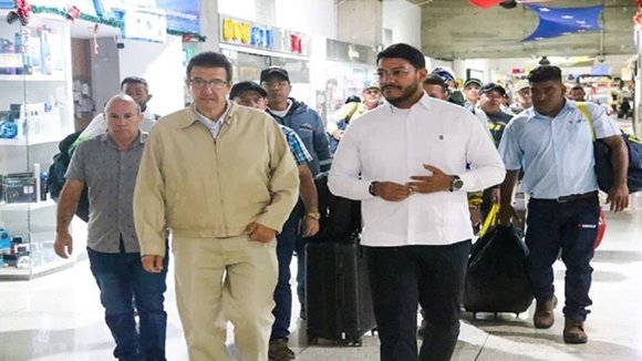 🇻🇪🇨🇺 Tras el huracán Melissa, Venezuela envió a Cuba un contingente de 22 especialistas para rehabilitar la red eléctrica y evaluar los daños, junto con un buque que transporta 5.000 toneladas de ayuda

cubadebate.cu/noticias/2025/…