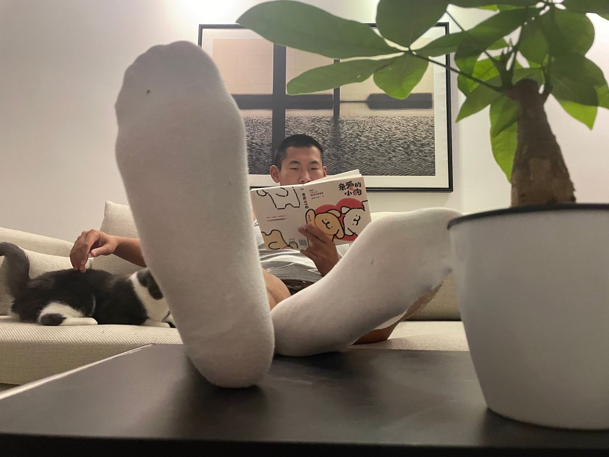 hjn003x's tweet image. 晚上看书的时候，脚有点酸啊，48码白袜直拍，喜欢就请别客气