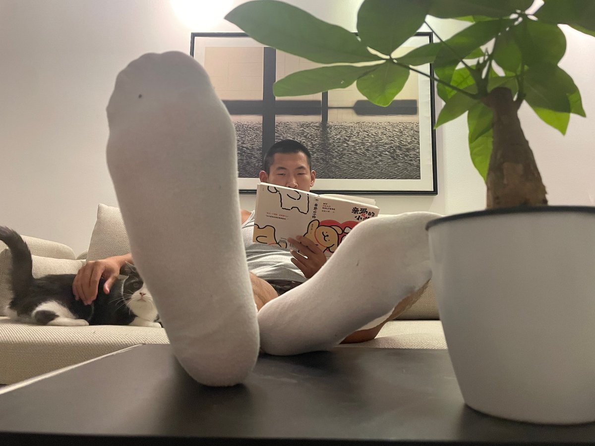 hjn003x's tweet image. 晚上看书的时候，脚有点酸啊，48码白袜直拍，喜欢就请别客气