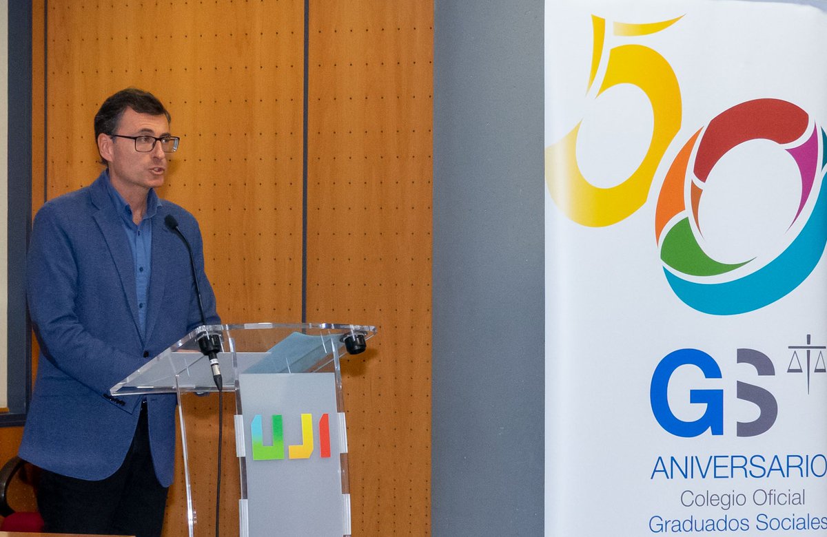 GraduatSocialcs's tweet image. 📢 Hay quienes hacen de su vocación un motor de cambio. Profesionales que mantienen un compromiso con la sociedad más allá de las aulas
 
👏 Enhorabuena a Santiago García Campa, distinguido con la Mención de Honor a la Defensa de la Profesión por el @CGCOGSE 

#GraduadosSociales