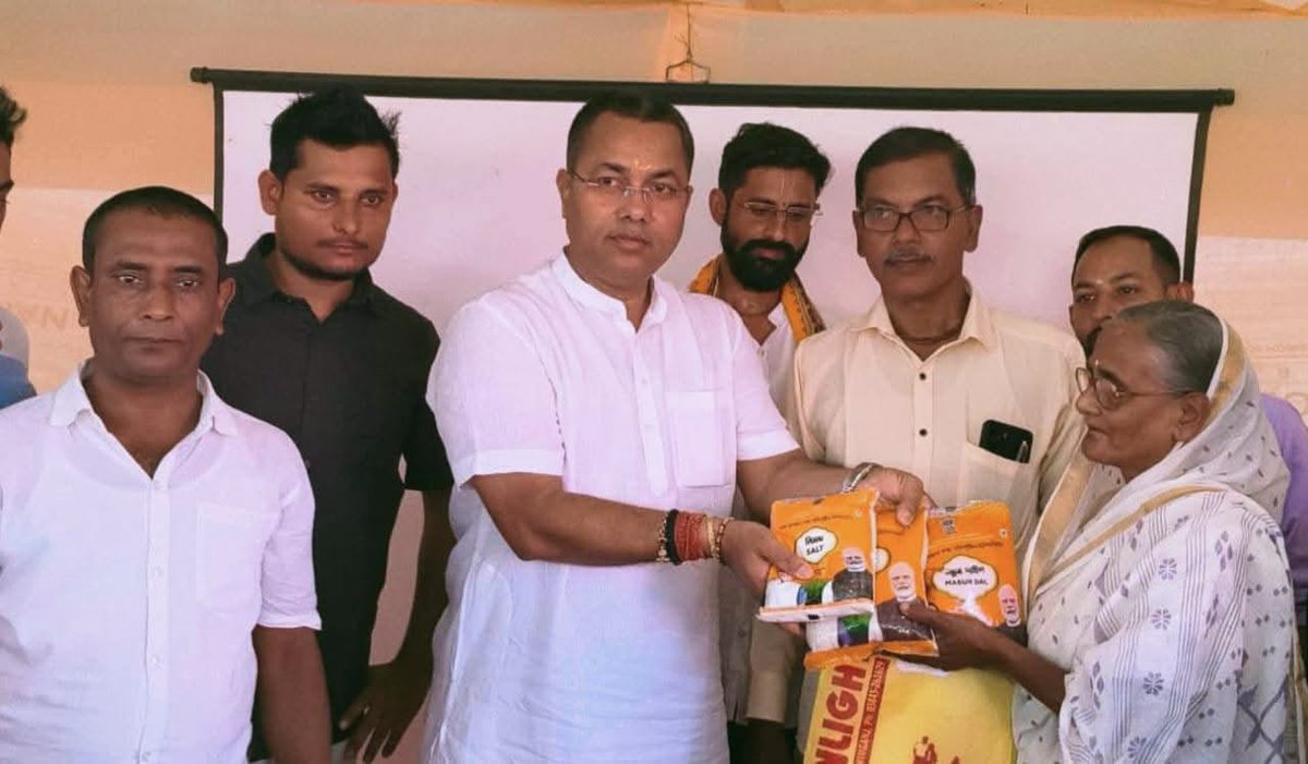 airnews_ghy's tweet photo. মুখ্যমন্ত্ৰী @himantabiswa  দিশ নিৰ্দেশত ৰাজ্যজুৰি ৰাজসাহায্যযুক্ত মচুৰ দাল, চিনি আৰু নিমখ যোগান আঁচনিৰ শুভাৰম্ভ হয়। শ্ৰীভূমিত মন্ত্ৰী @KPaulAssam  আঁচনিখনৰ শুভাৰম্ভ কৰে।
#Assam
#SubsidyProgram
#PublicWelfare

#Akashvanipics:Zakariya https://t.co/Ucmg986n1Q