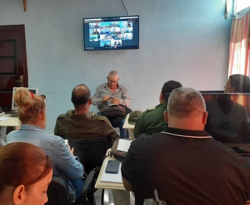 CAM_Media_Luna's tweet photo. 📍 #Granma | Consejo de Defensa
Se evaluó la recuperación tras el Huracán Melissa.
En Media Luna sin riesgo por embalses; abasto de agua garantizado y continúa la recuperación eléctrica y de vivienda. ✊🌱
#MunicipioMediaLuna https://t.co/RJW3FMUg2y