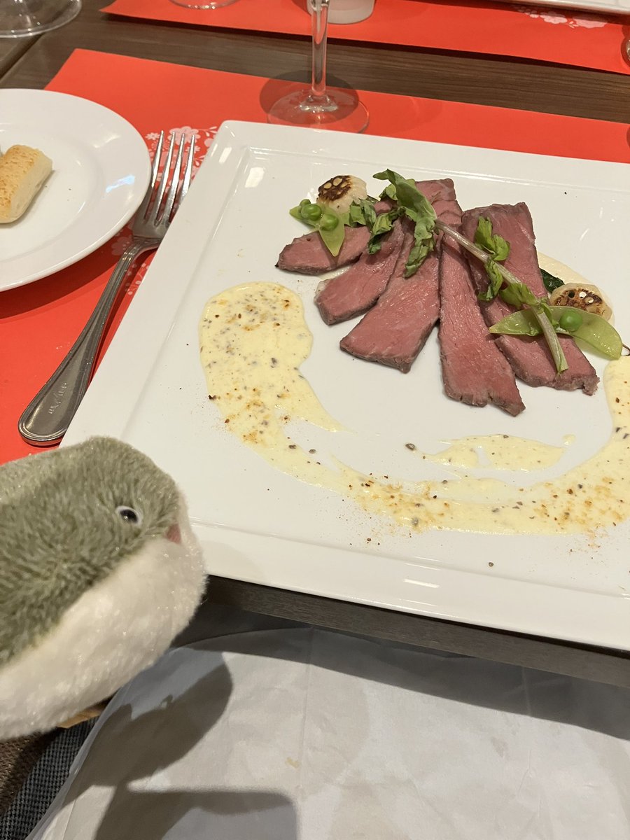 #メリーの1日1雑学 ジャンル【動物】

サカバンバスピスに混じってぐでぐでしてるナマケモノ🦥この子はミツユビナマケモノでしょう😆
このミツユビナマケモノ、実は…泳ぎは得意！😳

なんと陸上の3倍速く移動できるそう！心拍数を下げれば40分ほど潜水もできるとか…すごすぎんか！？😂