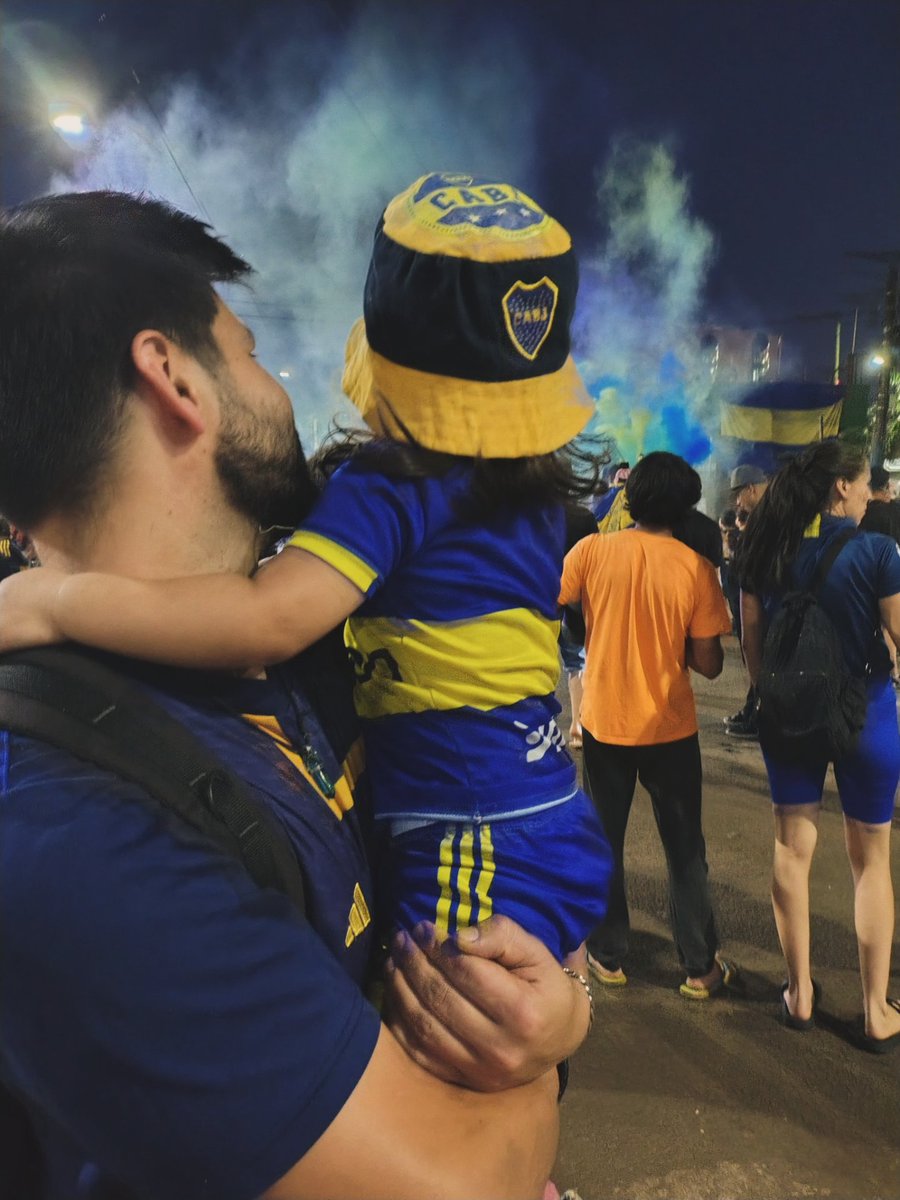 MarecoA12's tweet photo. Primera caravana de la chanchis 
Boca, patria y familia
#boca #FAMILIA #BocaJuniors https://t.co/H4pFjUnnS3