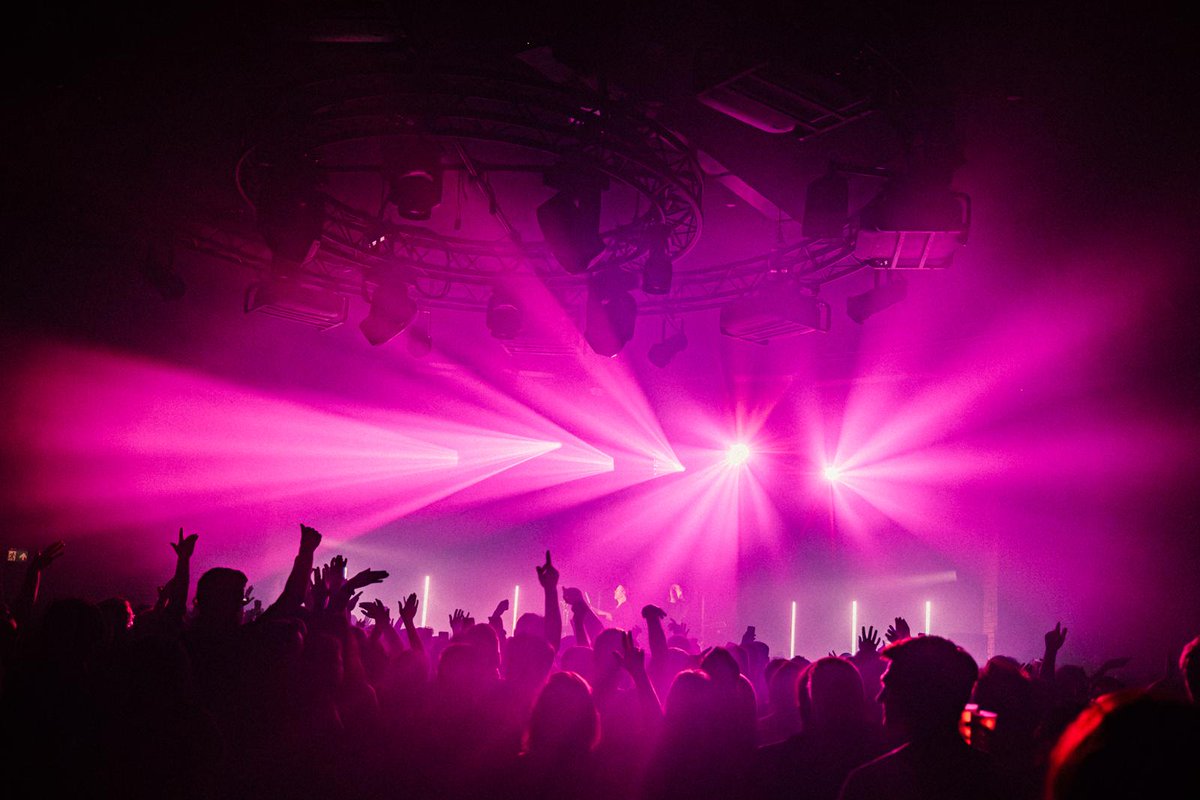 BookaShade tweet media