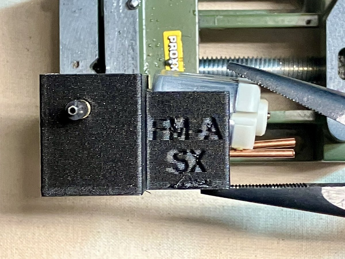 s_hobby_tools's tweet image. 近日発売予定のオレンジクラウンセッターです。

オレンジクラウンの扱いにくさとして、着地後などにプロペラシャフトが跳ねるとペラピニオンとクラウン間に角度がついてしまい、ペラピニオンとクラウンギヤが噛み込んでしまうことで再加速が鈍くなったりペラピニオンが異常摩耗したりします。…