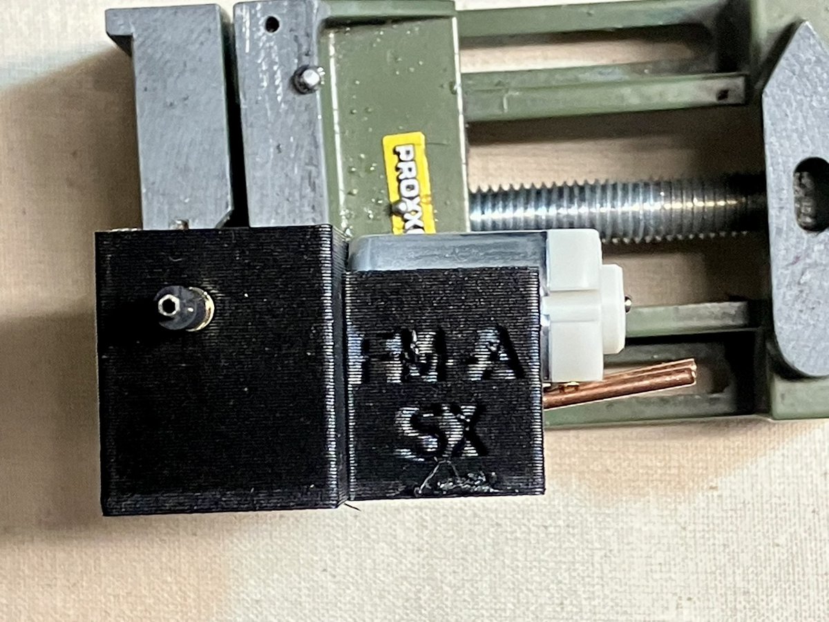 s_hobby_tools's tweet image. 近日発売予定のオレンジクラウンセッターです。

オレンジクラウンの扱いにくさとして、着地後などにプロペラシャフトが跳ねるとペラピニオンとクラウン間に角度がついてしまい、ペラピニオンとクラウンギヤが噛み込んでしまうことで再加速が鈍くなったりペラピニオンが異常摩耗したりします。…