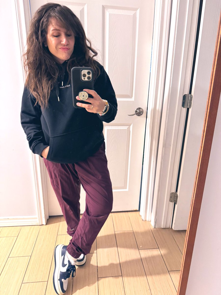 RoxanaCodes's tweet image. Good morning! We get to dress down for work today because of the temperature drop. 🥰 I passed out with a head of wet hair and am feeling very old school Ashlee Simpson. 🤣
Have a lovely Monday everyone. I hope you experience minimal waiting. (Iykyk)
#fitdevs #emodevs