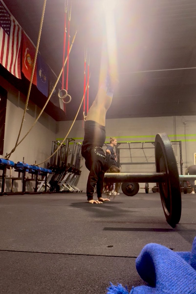 RoxanaCodes's tweet image. Good morning! We get to dress down for work today because of the temperature drop. 🥰 I passed out with a head of wet hair and am feeling very old school Ashlee Simpson. 🤣
Have a lovely Monday everyone. I hope you experience minimal waiting. (Iykyk)
#fitdevs #emodevs