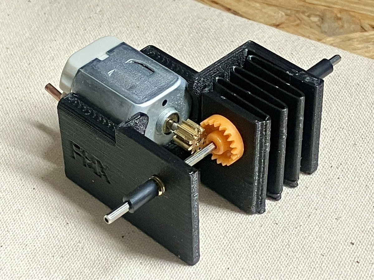 s_hobby_tools's tweet image. 近日発売予定のオレンジクラウンセッターです。

オレンジクラウンの扱いにくさとして、着地後などにプロペラシャフトが跳ねるとペラピニオンとクラウン間に角度がついてしまい、ペラピニオンとクラウンギヤが噛み込んでしまうことで再加速が鈍くなったりペラピニオンが異常摩耗したりします。…