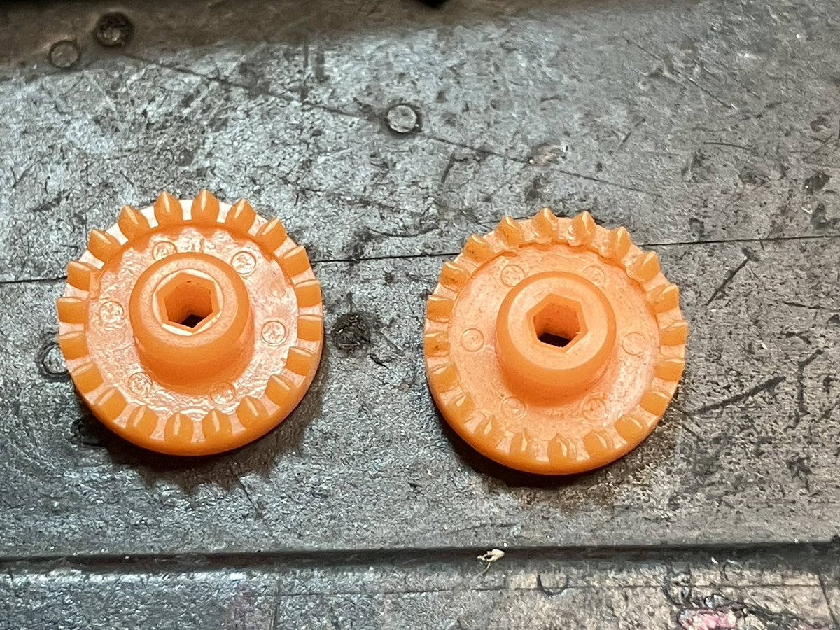 s_hobby_tools's tweet image. 近日発売予定のオレンジクラウンセッターです。

オレンジクラウンの扱いにくさとして、着地後などにプロペラシャフトが跳ねるとペラピニオンとクラウン間に角度がついてしまい、ペラピニオンとクラウンギヤが噛み込んでしまうことで再加速が鈍くなったりペラピニオンが異常摩耗したりします。…