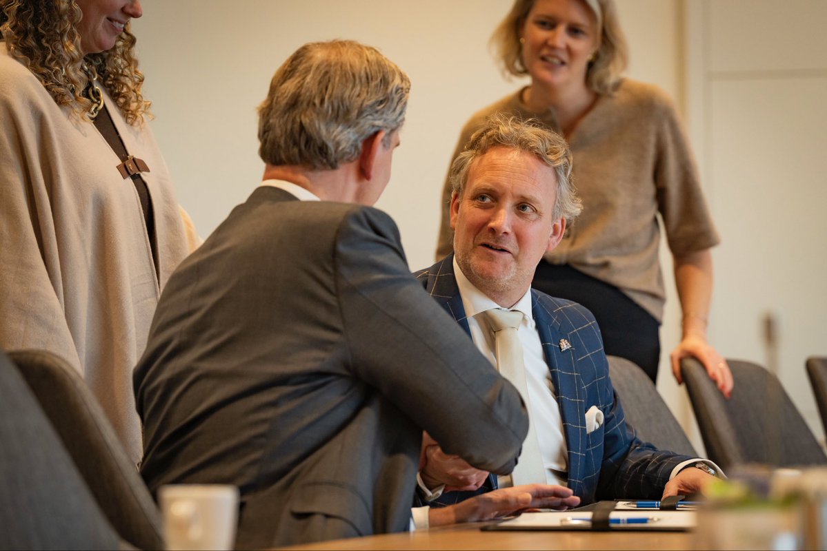 Zojuist legde burgemeester <a href="/PieterVerhoeve/">Pieter Verhoeve</a> van <a href="/GemeenteGouda/">Gemeente Gouda</a> de eed af in verband met zijn herbenoeming als burgemeester. Hij deed dit in aanwezigheid van familie, enkele raadsleden, de griffier en gemeentesecretaris. Een bijzonder moment. Van harte gelukgewenst en veel succes