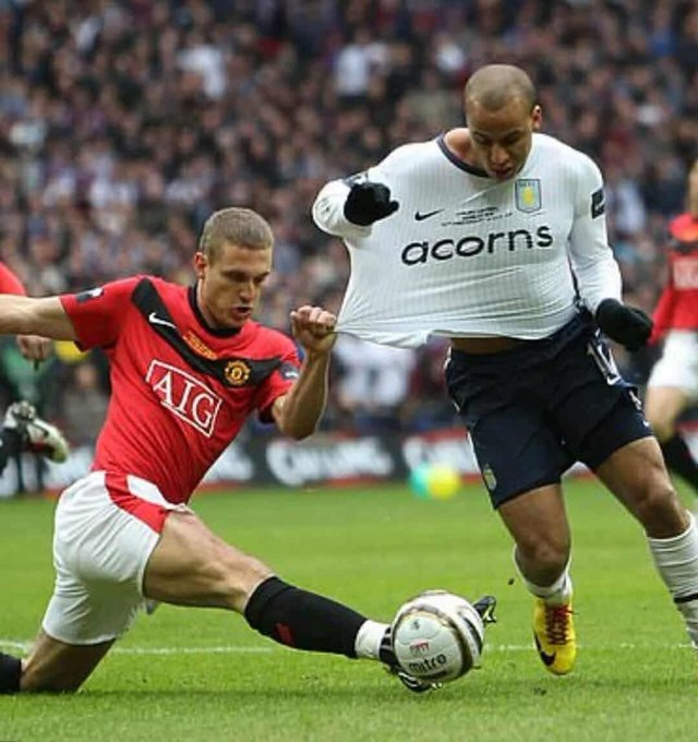 🗣️ Gabby Agbonlahor on Nemanja Vidić: 

“Yeah, and I tore him apart twice; he was nowhere near the levels of Ferdinand, Terry, or Virgil van Dijk.

 I’ve said it before, I didn’t find Vidic hard to play against.” 

"He was the same level as Martin Skrtel. Solid good player. Not