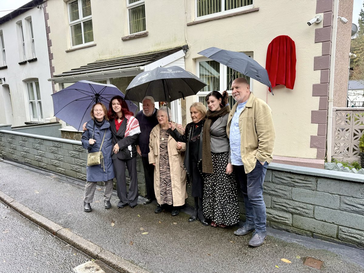 My photos from today’s moving blue plaque unveiling ceremony, at the house where Richard Burton was born in Pontrhydyfen. I also got to meet Richard’s daughter, Kate Burton 🤗🤗🤗 His granddaughter Charlotte and Niece Sian were also there. #richardburton100
