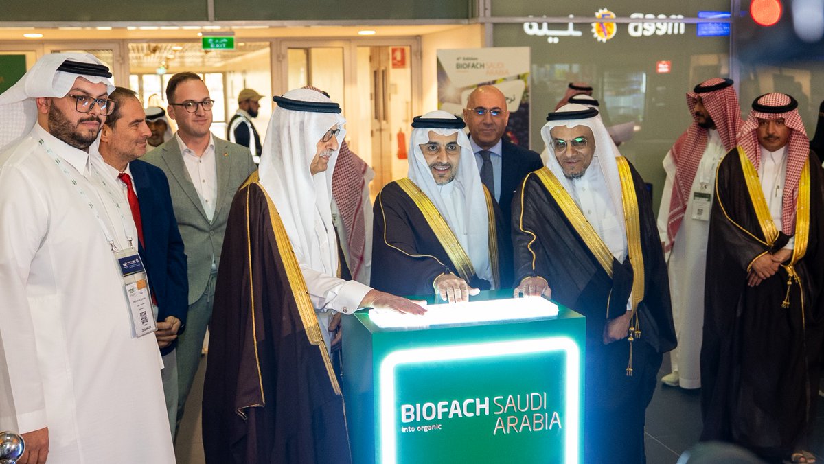 BiofachSARA's tweet photo. افتتح معالي نائب وزير البيئة والمياه والزراعة المهندس منصور بن هلال المشيطي اليوم المعرض السعودي الدولي للمنتجات العضوية "بيوفاخ السعودية 2025" في نسخته الرابعة التي تستمر فعالياتها حتى 12 نوفمبر الجاري، بحضور رئيس مجلس إدارة الجمعية السعودية للزراعة العضوية معالي الدكتور فهد بالغنيم   .