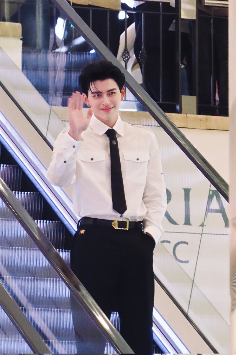MyKpopHuntress's tweet photo. 📸 @ppnaravit #ppnaravit @ KLCC for VERSACE 

POND VERSACE MALAYSIA
#PondxVersaceFragrancesMY
#ppnaravit https://t.co/OM5zeQn9Mf