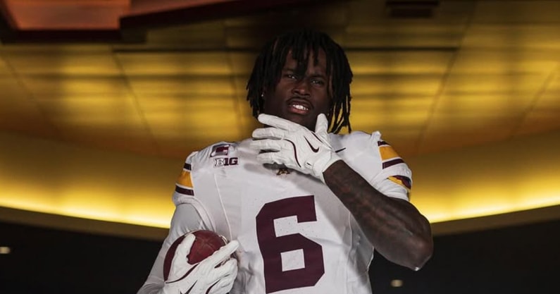 New #Gophers WR commit Derrick Salley brings legit size and ball skills to Minnesota’s receiver room.

6’4” / 215 lbs 

33 rec, 645 yds, 12 TDs this season

A physical receiver who wins in traffic and could make an early impact.

SCOUTING REPORT ➡️on3.com/sites/gophers-…