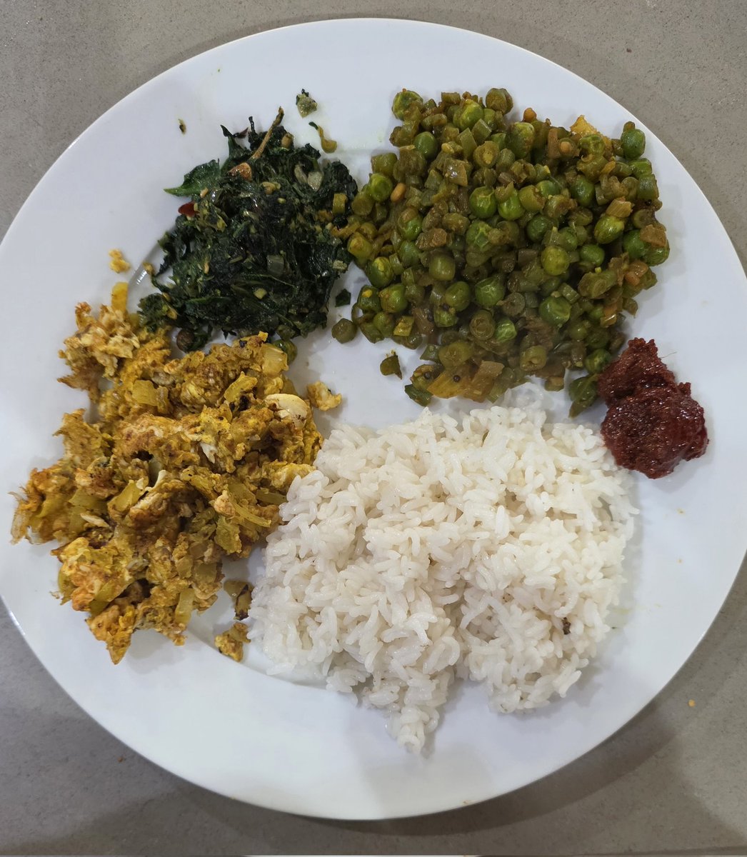 arakshashi's tweet photo. #Lunchupdate
Beans peas poriyal
Kerrai something
Egg podimas
Prawn pickle https://t.co/gEEfYVl4yS