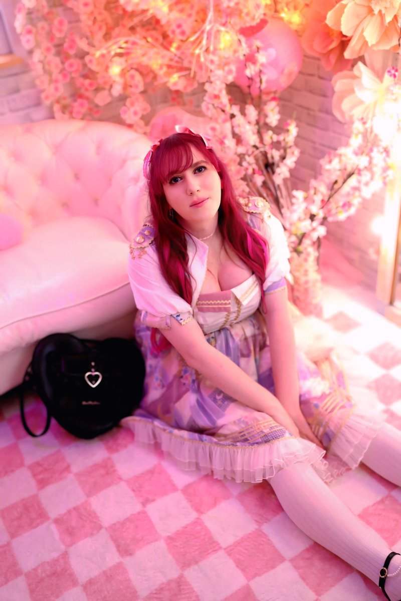 ✨ "Somewhere between the glow of lights and the warmth of a dream,
I found a little piece of peace." 🌸✨

#アイドル #ピンク #ツインテール #海外アイドル #地下アイドル #かわいい #男の娘 #コスプレイヤー #コスプレ #cosplay