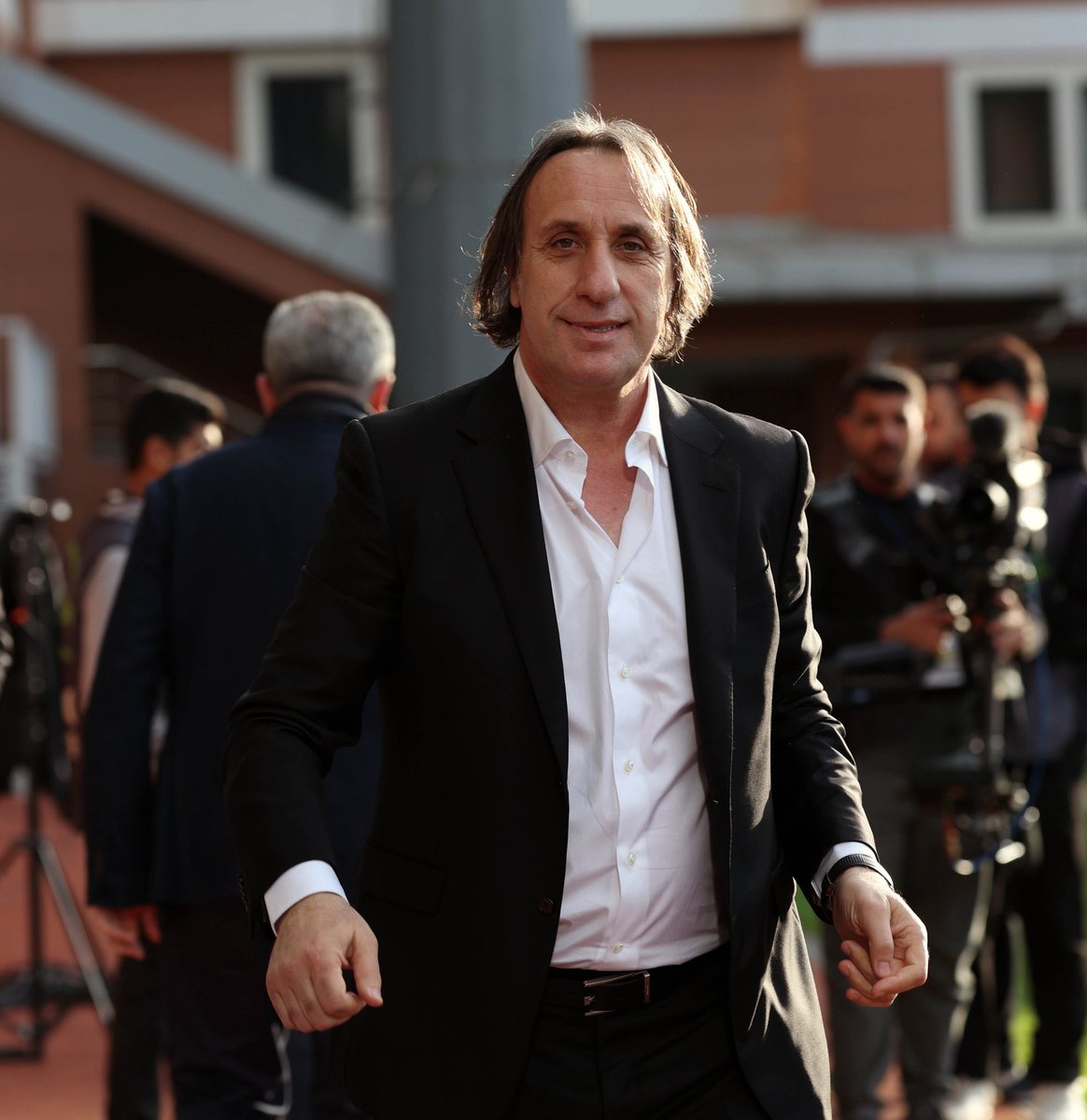 Telefonda gaplashib, erini silkitib