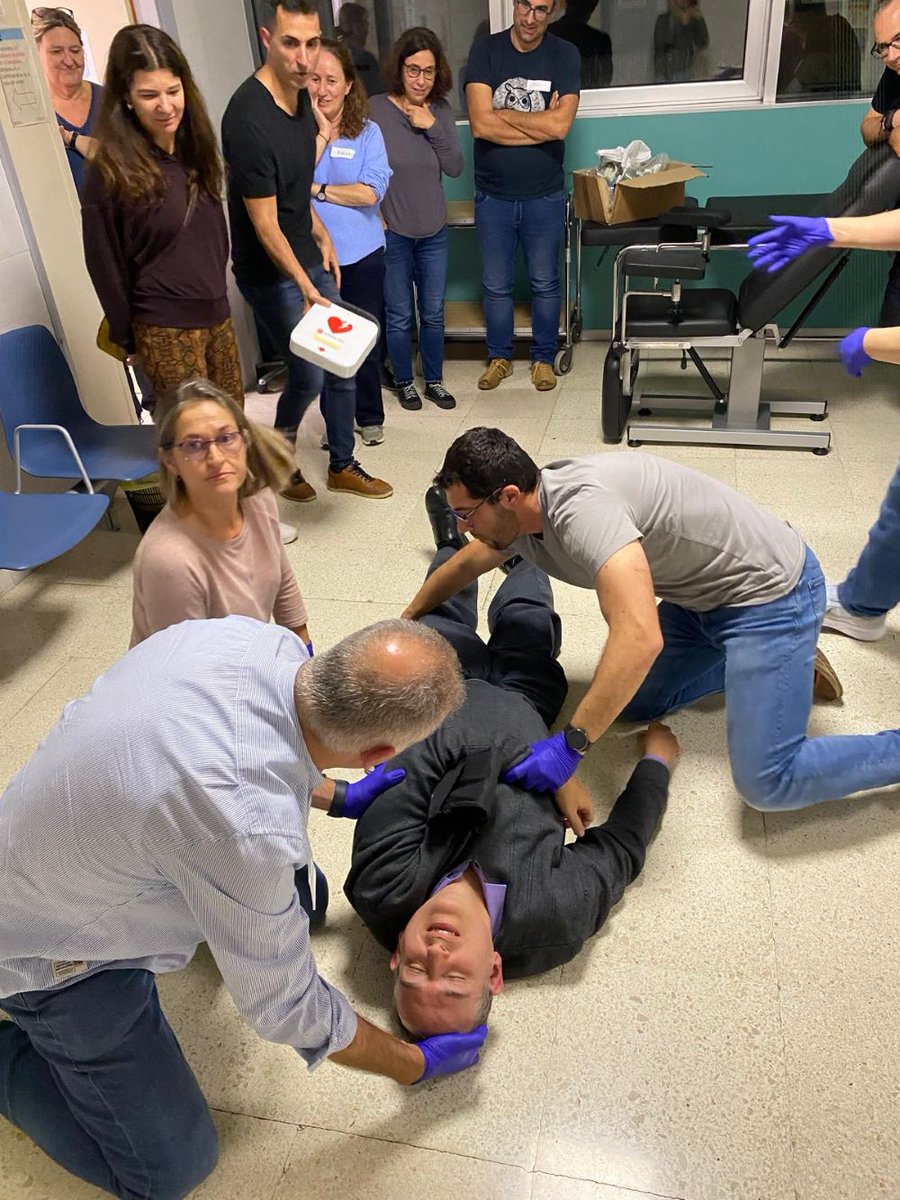 primariaicscat's tweet image. 👩‍⚕️👨‍⚕️ Els professionals dels CAP #Ripoll i #Camprodon han realitzat formació presencial de Suport Vital Immediat (SVI).

 L’objectiu 👉 assolir expertesa en el maneig del pacient crític o en situació d’aturada cardio-respiratòria 💪

#SuportVitalImmediat #SVI #formació