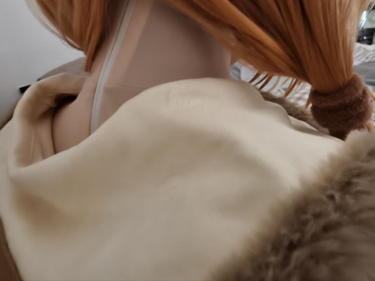 穿着的毛绒睡衣以及后背