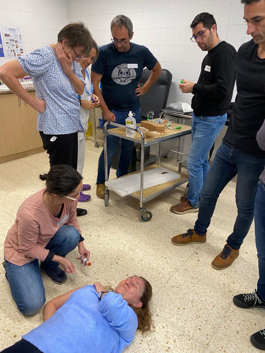 primariaicscat's tweet image. 👩‍⚕️👨‍⚕️ Els professionals dels CAP #Ripoll i #Camprodon han realitzat formació presencial de Suport Vital Immediat (SVI).

 L’objectiu 👉 assolir expertesa en el maneig del pacient crític o en situació d’aturada cardio-respiratòria 💪

#SuportVitalImmediat #SVI #formació