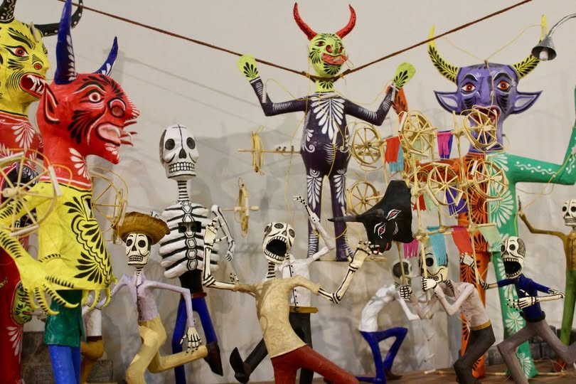 Un arte muy mexicano: #Cartonería | Se le considera como un arte popular que surgió principalmente por las fiestas religiosas y la evangelización durante el virreinato. En especial comenzó por dos festividades: las fiestas decembrinas (píñatas) y la semana santa (Quema de Judas).