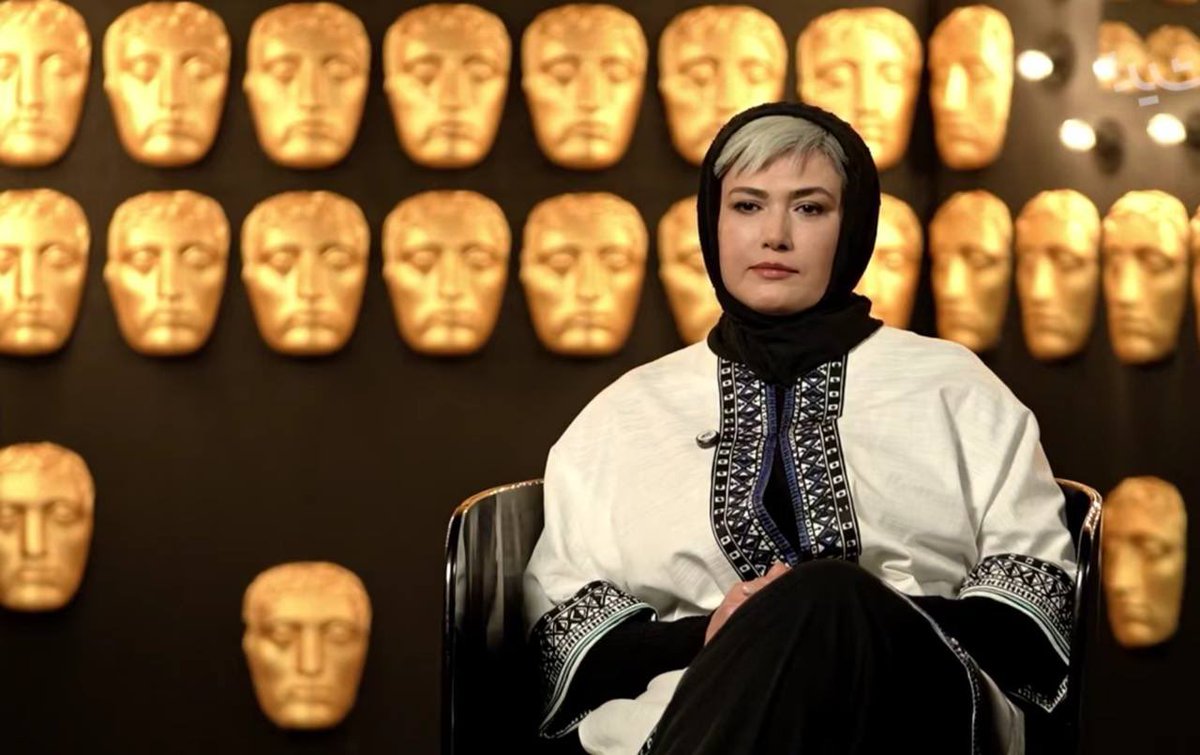 itsheelia's tweet image. لادن مستوفی تو برنامه پرسونا چقد قشنگ گفت که یکی از مشکلات زندگیمون اینه که نقاب همدیگرو رمز گشایی میکنیم درحالیکه اون نقاب انتخاب اون فرده و برای زندگی بهش احتیاج داره
تا حالا انقدر ساده به روابط انسانی نگاه نکرده بودم:)))