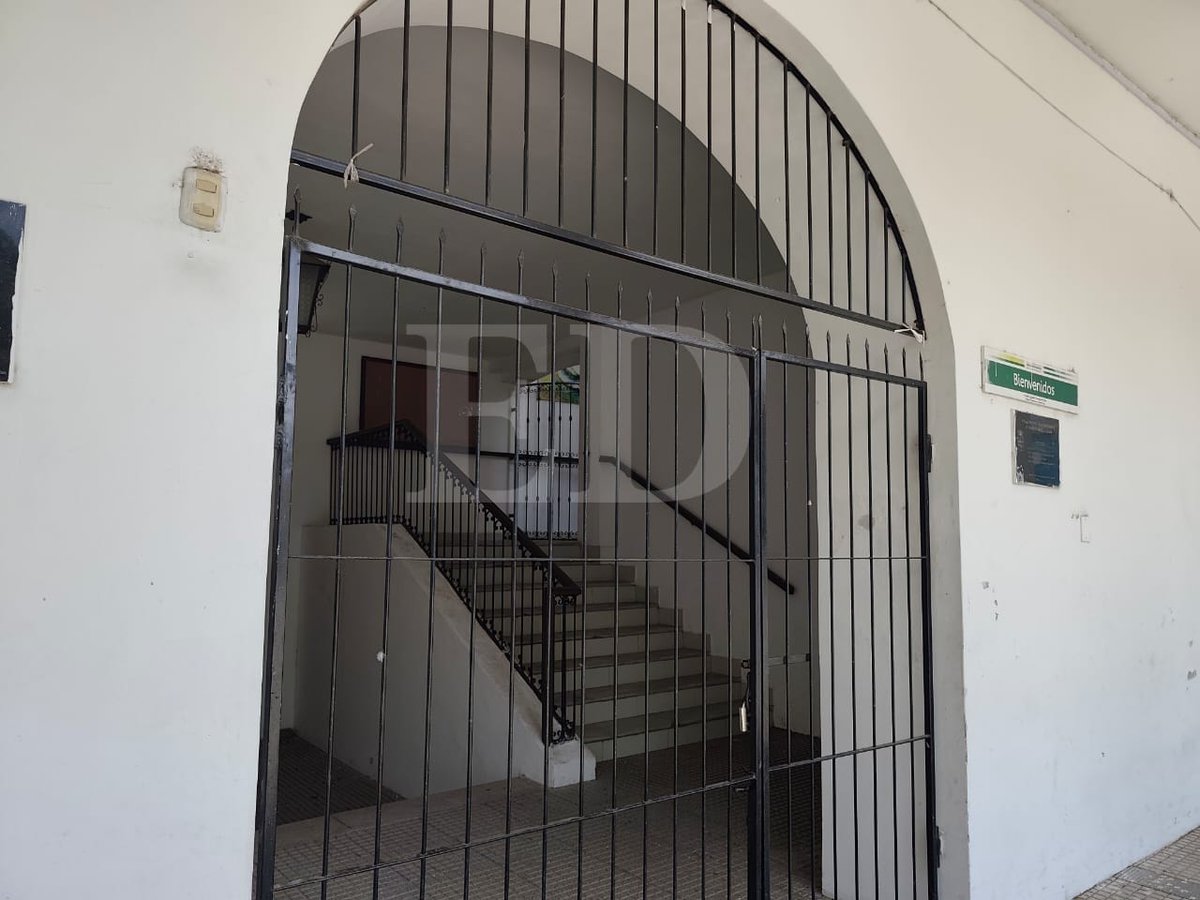 grupoeldeber's tweet image. La brigada parlamentaria cruceña permanece cerrada y los nuevos asambleístas no logran acceder a las instalaciones. Un candado impide el ingreso de los diputados y senadores recientemente elegidos.
📌Manténgase informado en eldeber.com.bo

#ElDeber #Diputados #Senadores