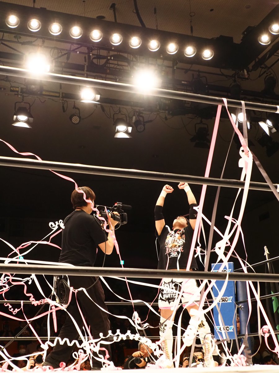 oume86's tweet image. 【20251110@後楽園ホール】
久々の紙テープ✨✨✨
もう何億年ぶりだろうというくらいの気持ちでした🫢
#pwzero1 #noah_ghc
#小峠篤司 選手 #清宮海斗 選手