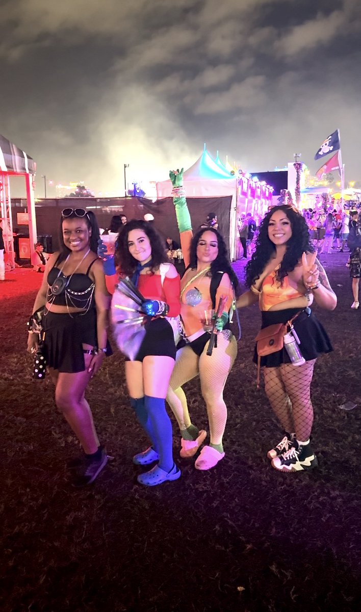 AMuseInLove's tweet image. #EDC day 3 with Mermaid Man and Barnacle Boy