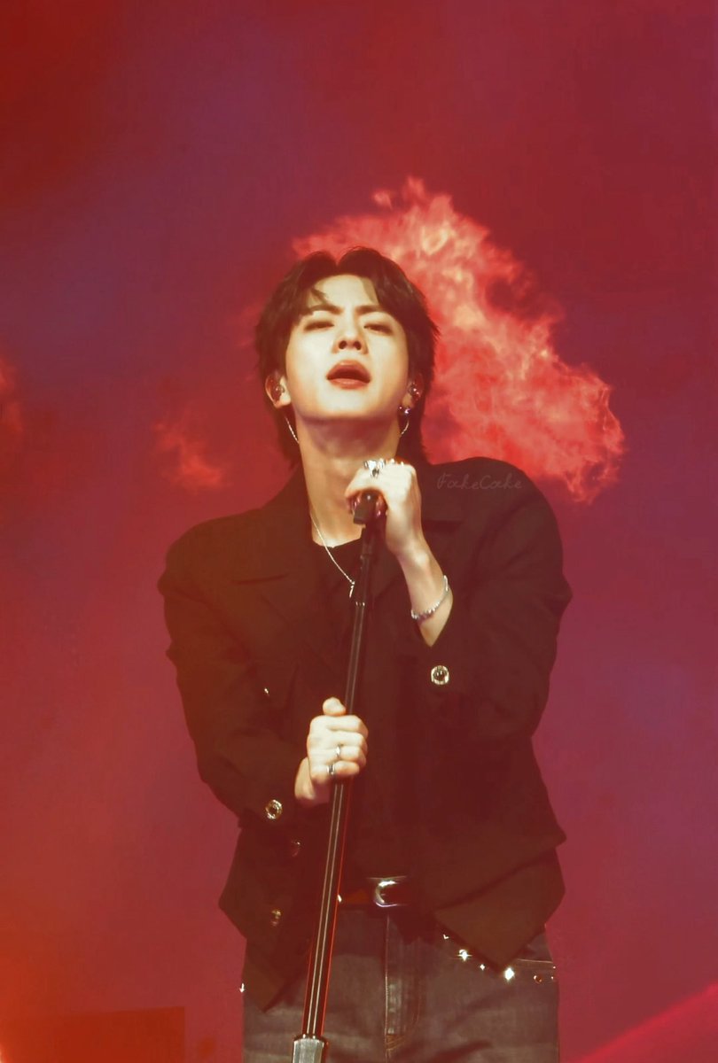 FakeCake949's tweet photo. Took this moment at RUNSEOKJIN_EP.TOUR_London D1
The gif is too large and I can’t upload it directly, so here is the link.

https://t.co/YHErYKfGnZ

Lots of people didn't even realize 10% of what this man can do. https://t.co/BaVawCkV2R