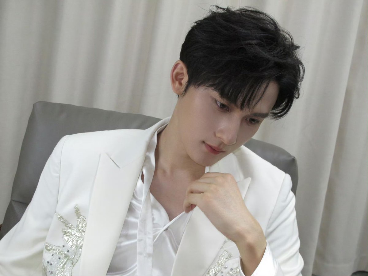 OCEAN JIANG UPDATE
weibo.com/7927065948/523…

Off work! Hurry home, someone’s waiting for a late-night snack 😏

#江衡 #OceanJiang #JiangHeng #Desire4