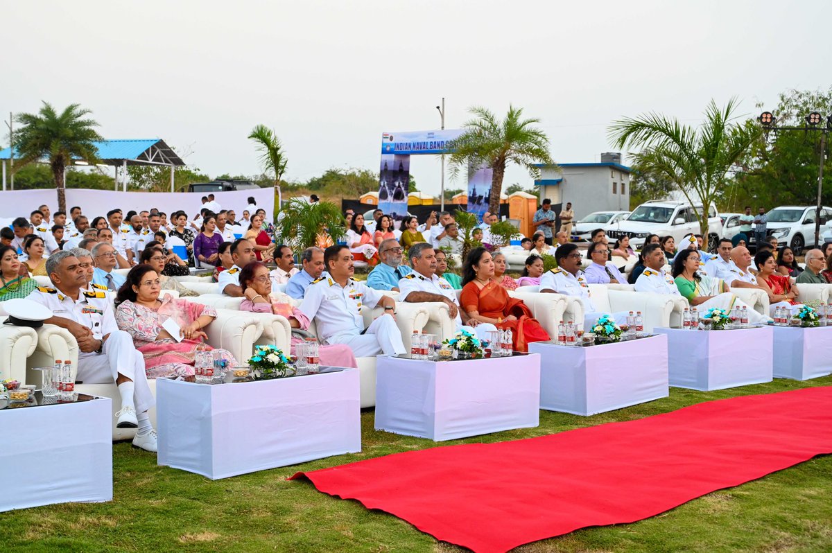 IN_GNA's tweet photo. As part of #NavyWeek2025, #GoaNavalArea organised a scintillating Naval Band Concert ‘SARGAM’ on 07 & 08 Nov 25 at Sunset Park, Varunapuri. The event was graced by NOIC (Goa) as Chief Guest on 07 Nov 25 and #FOGA on 08 Nov 25.
A mesmerising musical performance by the #GoaNavalArea Band enthralled Naval personnel, Defence civilians, DSC personnel, veterans and their families with a mix of classic and contemporary tunes.
#IndianNavy
